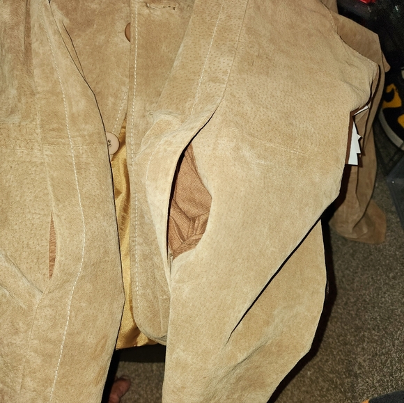 NWOT Wilson's Leather/Suede Jacket, 2XLT in a Beautiful Carmel color. - Picture 9 of 10